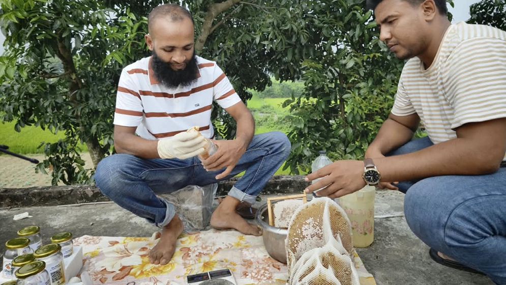 সাদ্দাম হোসেন বদলে দিচ্ছেন সাতক্ষীরার মধুর গল্প