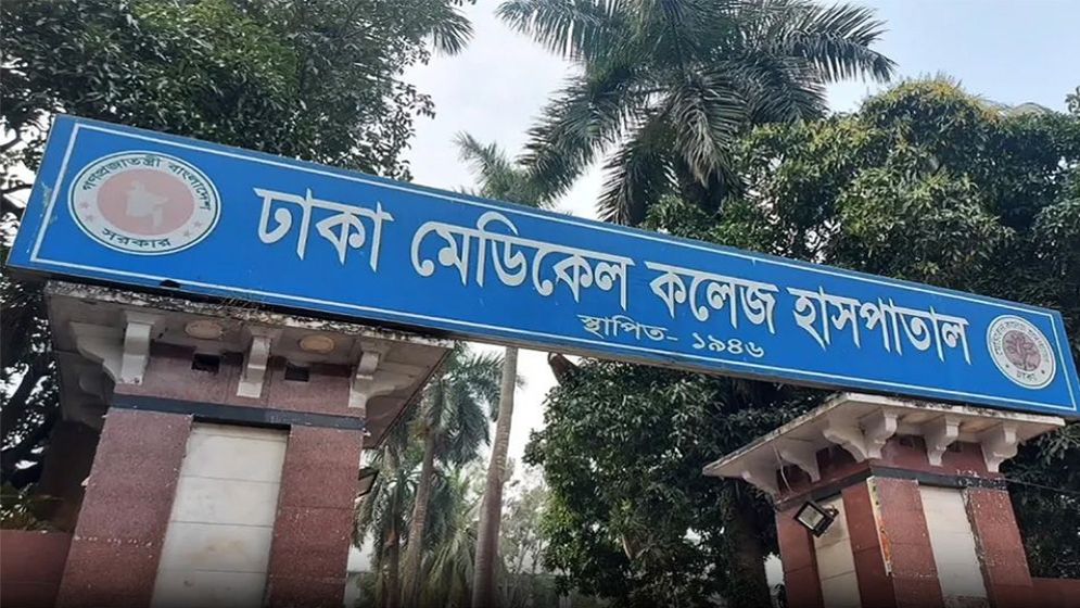 ঢামেকে স্থায়ী পার্কিংয়ের দাবিতে বেসরকারি অ্যাম্বুলেন্স মালিকদের ধর্মঘট, ভোগান্তিতে রোগীরা