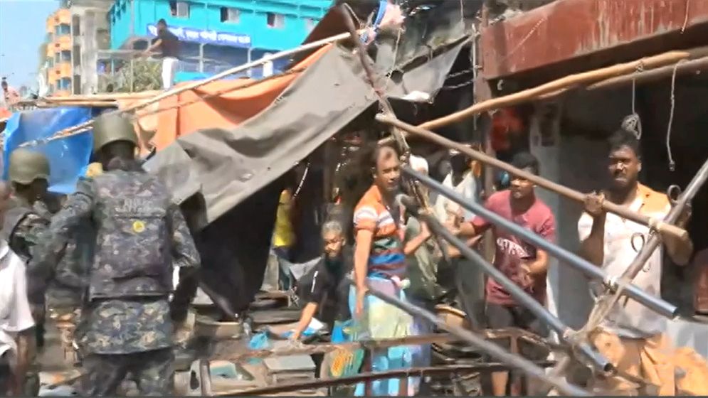 রাজধানীর মিরপুরে ডিএনসিসির অবৈধ স্থাপনা উচ্ছেদ অভিযান