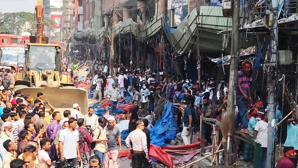 রাজধানীতে ফুটপাত দখলমুক্ত করতে ডিএসসিসির উচ্ছেদ অভিযান