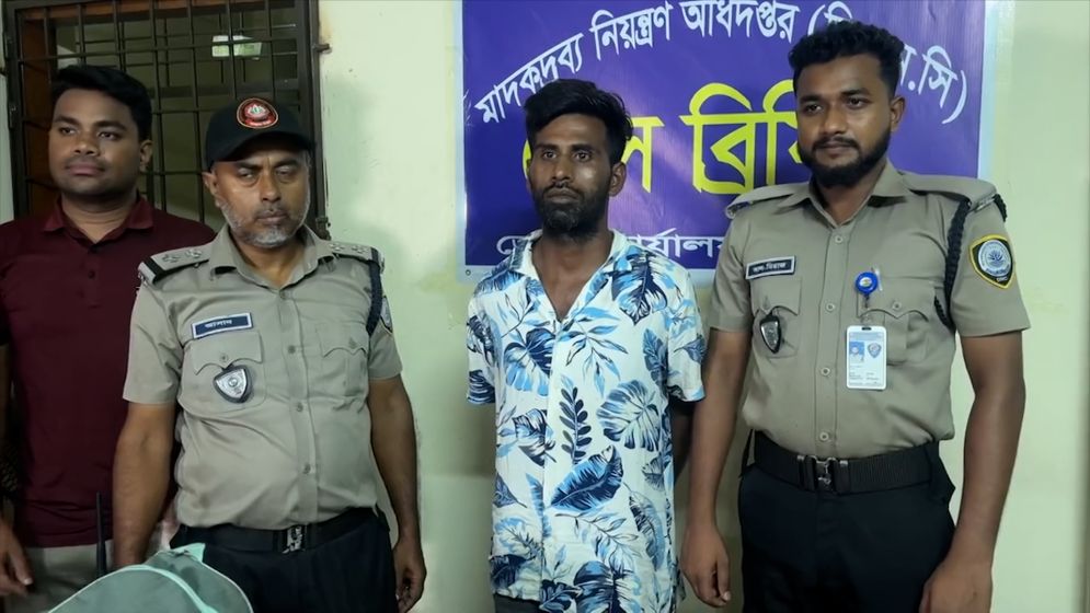 নাটোরে যাত্রীবাহী বাসে তল্লাশি: ১৭ হাজার ৭০০ পিস ইয়াবাসহ আটক ১