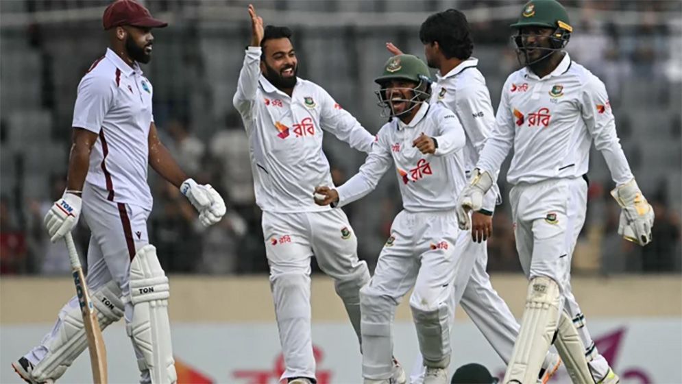দ্বিতীয় দিনেও আলোকস্বল্পতা, আগেভাগেই খেলা শেষ