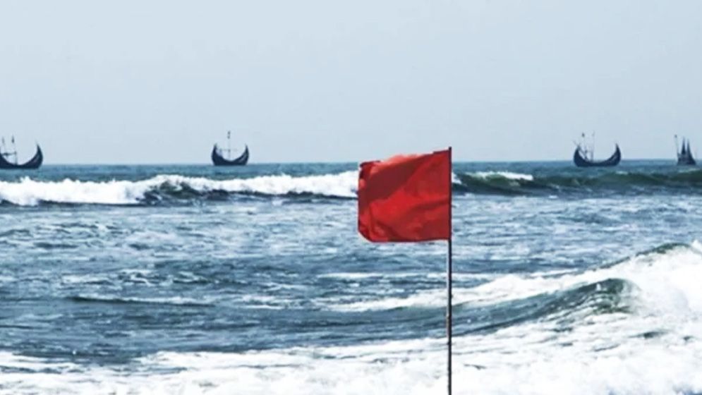 ৪ সমুদ্রবন্দর থেকে সতর্ক সংকেত নামলো