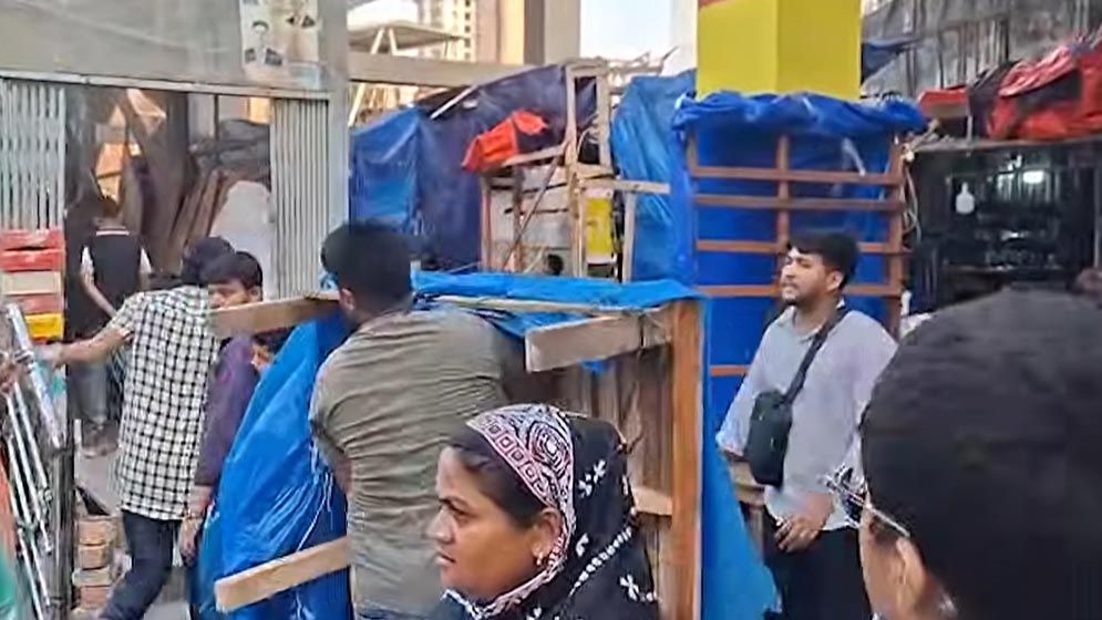 নিউমার্কেট এলাকায় ডিএসসিসির উচ্ছেদ অভিযান