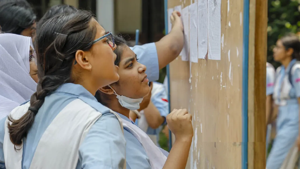 এইচএসসি ও আলিমে পাসের হার ৫২.১২ শতাংশ