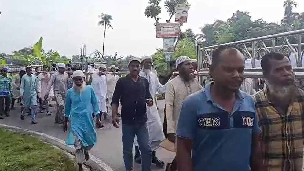 পাবনায় সোনাপাতি বিলে বজ্রপাতে নিহত ৬ শিশু-কিশোরের দাফন সম্পন্ন